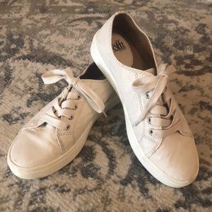 Sofft cream leather sneaker 7.5.